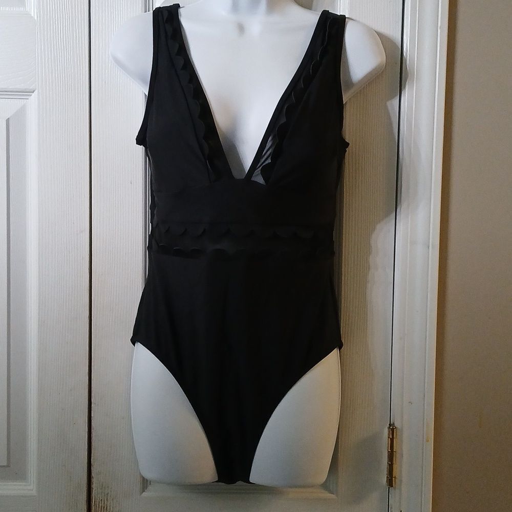 Cupshe black scallop v neck bathing suit Sz M  NWT